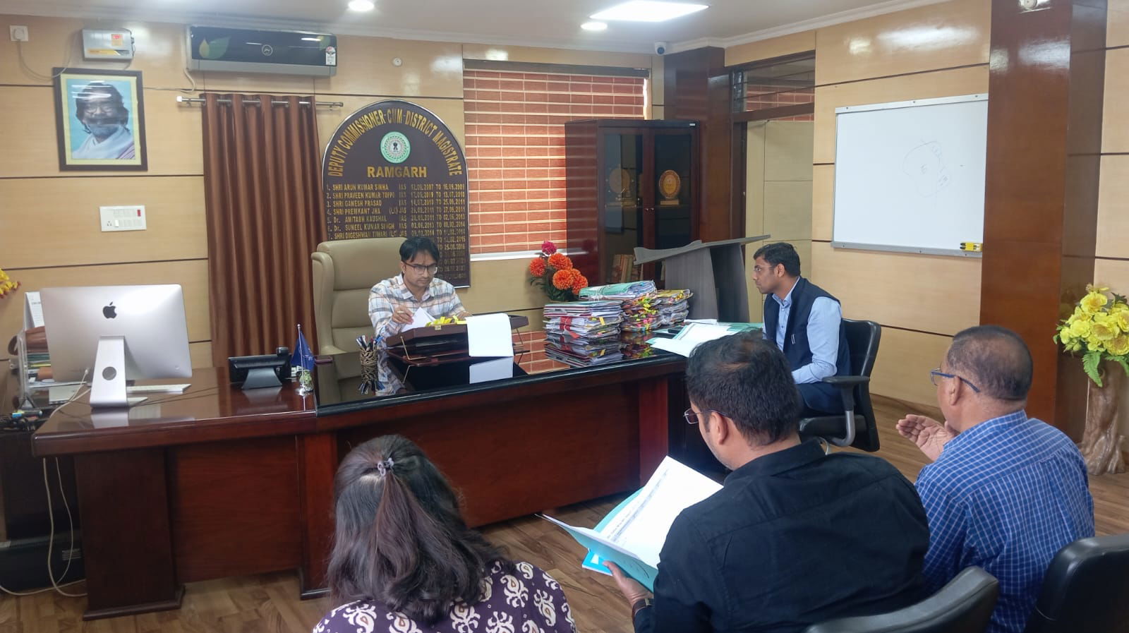 रामगढ़ः डीसी ने की कल्याण विभाग के कार्यों की समीक्षा, समय पर पूरा करने का निर्देश