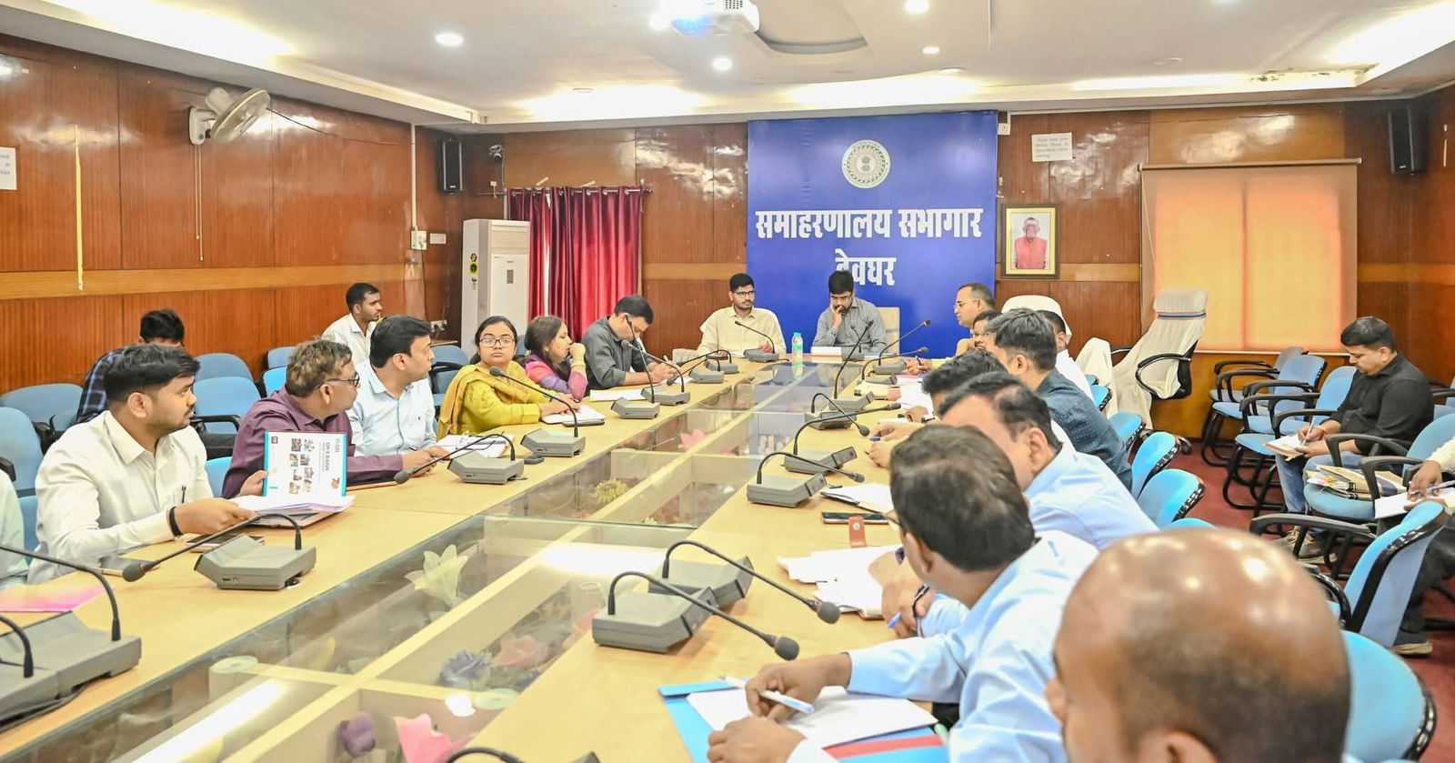 देवघरः डीसी ने की भूमि संरक्षण योजनाओं की समीक्षा, कार्य में तेजी लाने का निर्देश