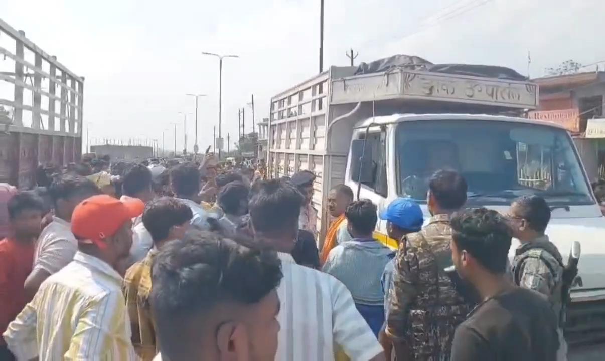 धनबादः मिनी ट्रक की चपेट में आकर युवक की मौत, चालक फरार