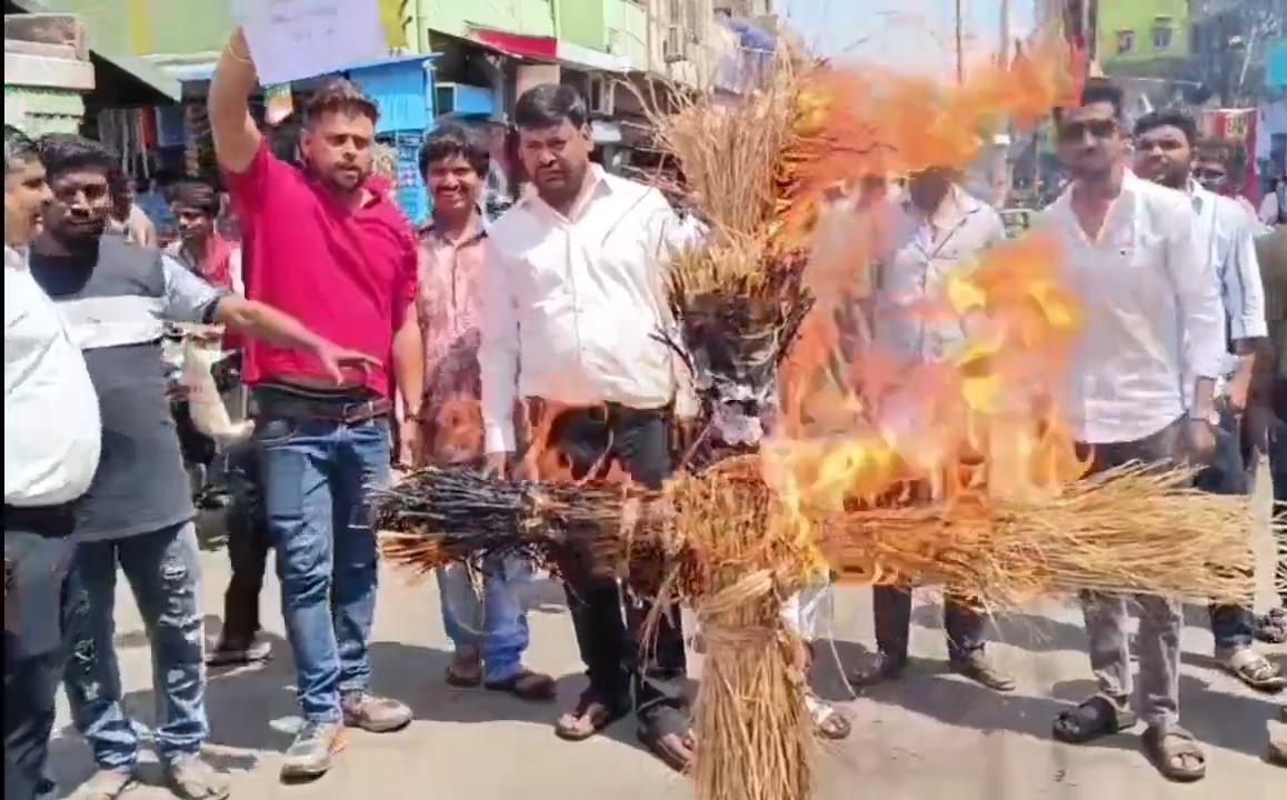 धनबादः निमंत्रण विवाद पर उबाल, भाजपा कार्यकर्ताओं ने फूंका डीआरएम का पुतला