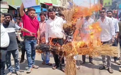 धनबादः निमंत्रण विवाद पर उबाल, भाजपा कार्यकर्ताओं ने फूंका डीआरएम का पुतला