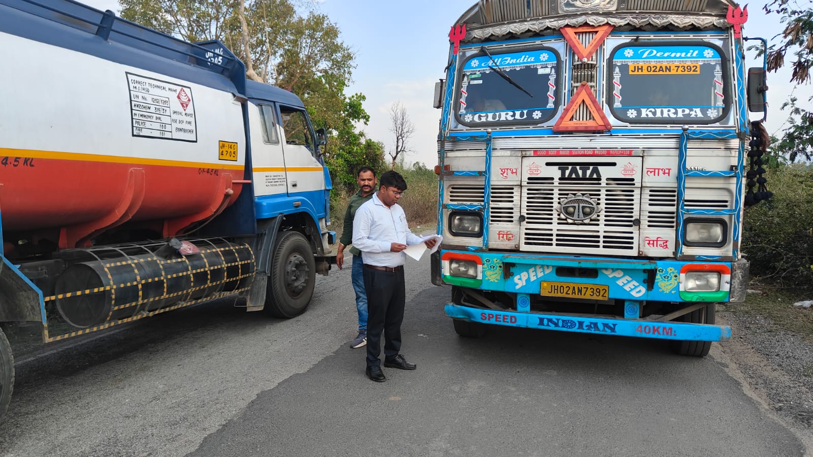 लातेहारः डीटीओ ने चलाया वाहन जांच अभियान, 12 वाहनों से वसूला जुर्माना