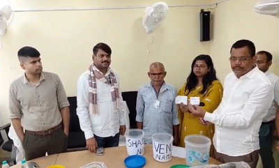 Dhanbad News : फुटपाथ दुकानदार वेंडिंग जोन में होंगे शिफ्ट,177 वेंडरों को लॉटरी से दुकान आवंटित