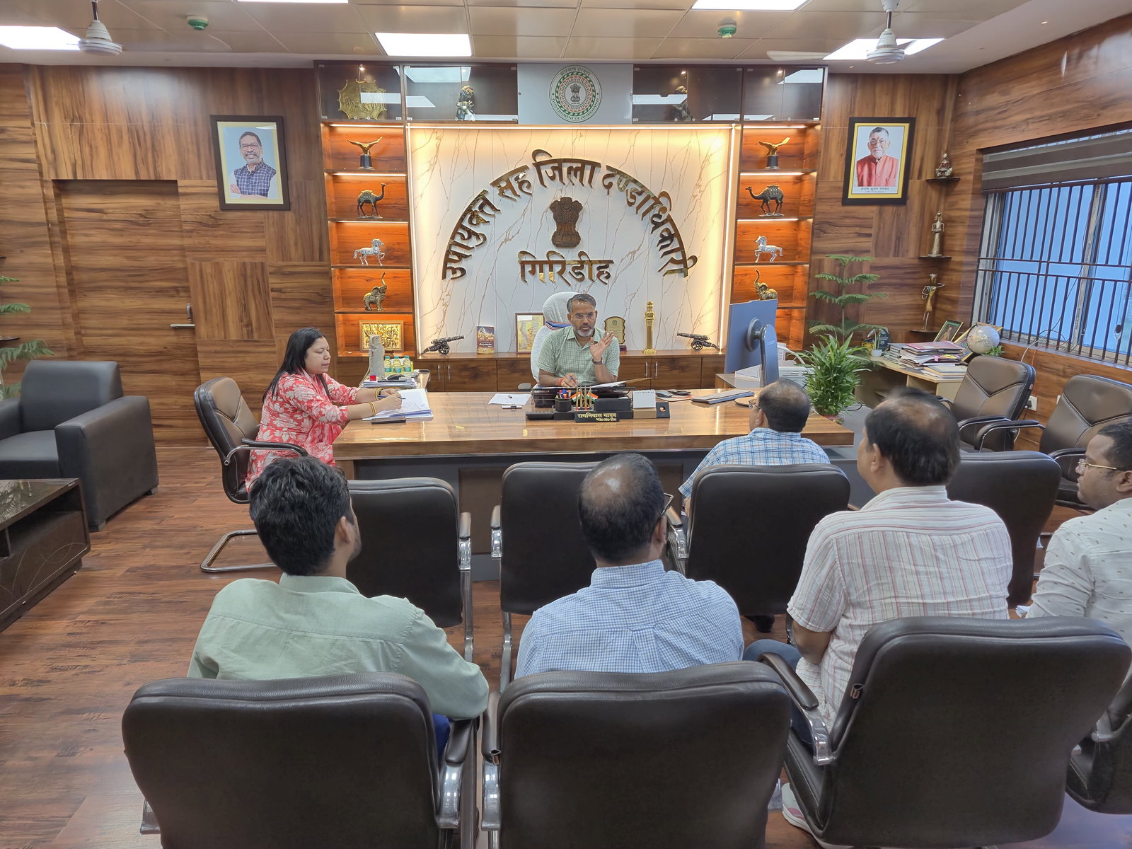 Giridih News : डीसी ने की भू-अर्जन मामलों की समीक्षा, हवाई अड्डा विस्तार के लिए भूमि चयन का निर्देश