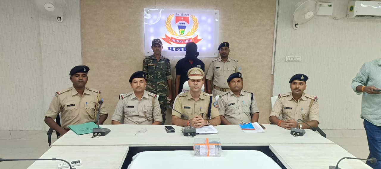 Palamu News : नौ कांडों का आरोपी कट्टा के साथ गिरफ्तार