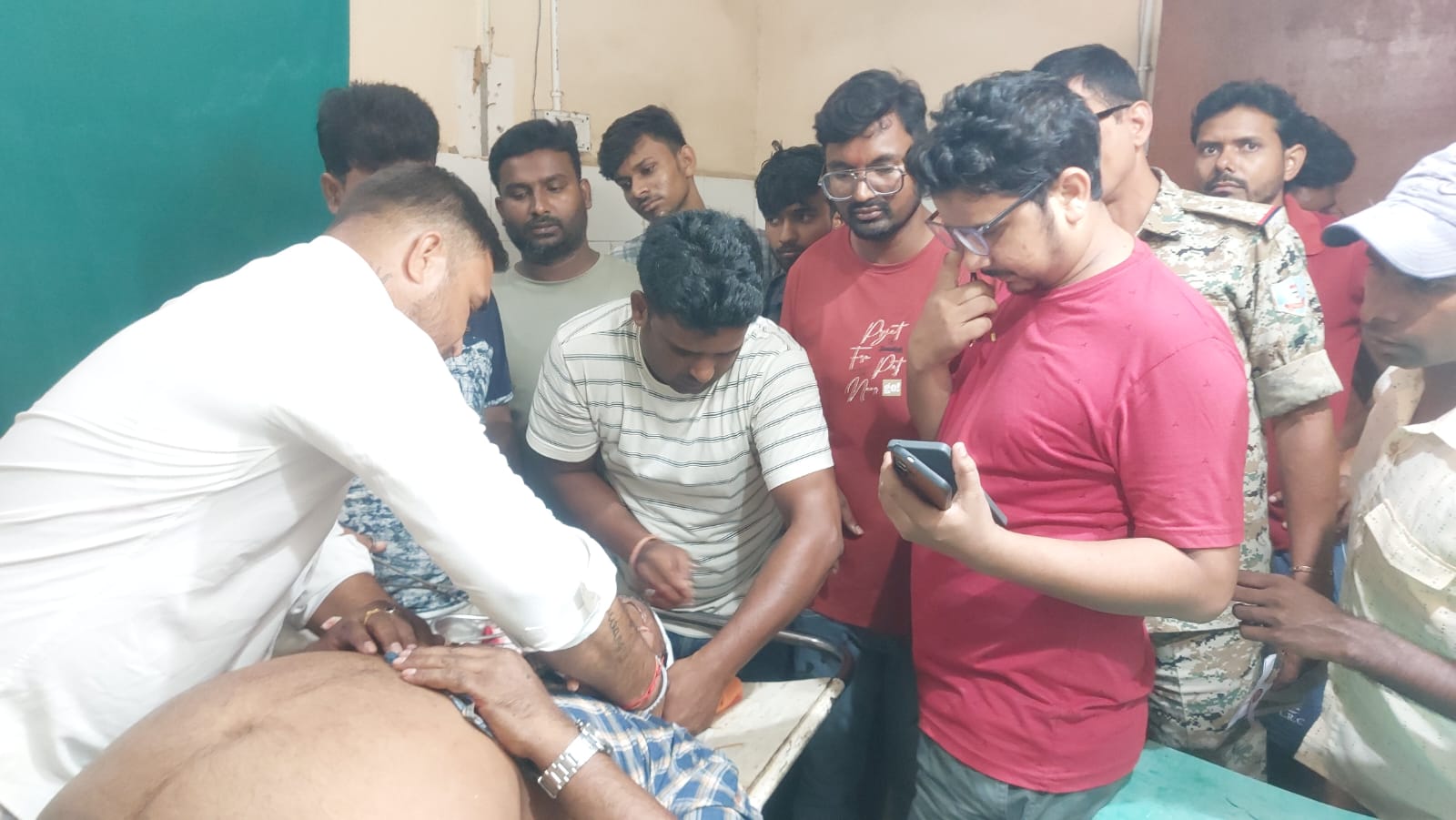 Jamtara News : सड़क हादसे में बुजुर्ग गंभीर रूप से घायल, धनबाद रेफर