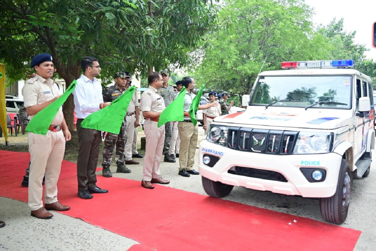 Giridih News : गिरिडीह पुलिस को मिले 32 नए वाहन, डीसी-एसपी ने हरी झंडी दिखाकर किया रवाना