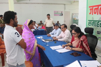 Simdega News : डीसी ने सुनीं ग्रामीणों की फरियाद, अधिकारियों को त्वरित निष्पादन का निर्देश