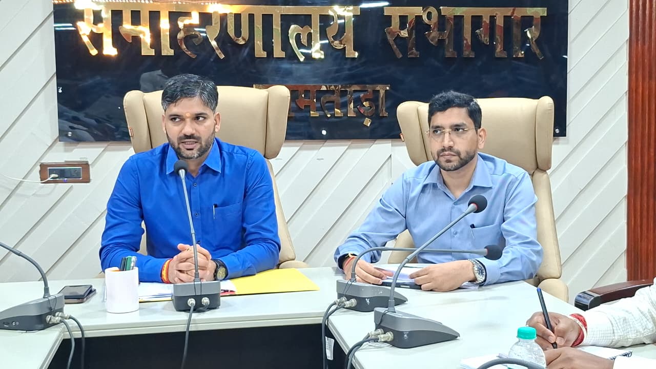 Jamtara News : डीसी ने की भू-अर्जन मामलों की समीक्षा, अधिकारियों को मुआवजा भुगतान में तेजी लाने का निर्देश