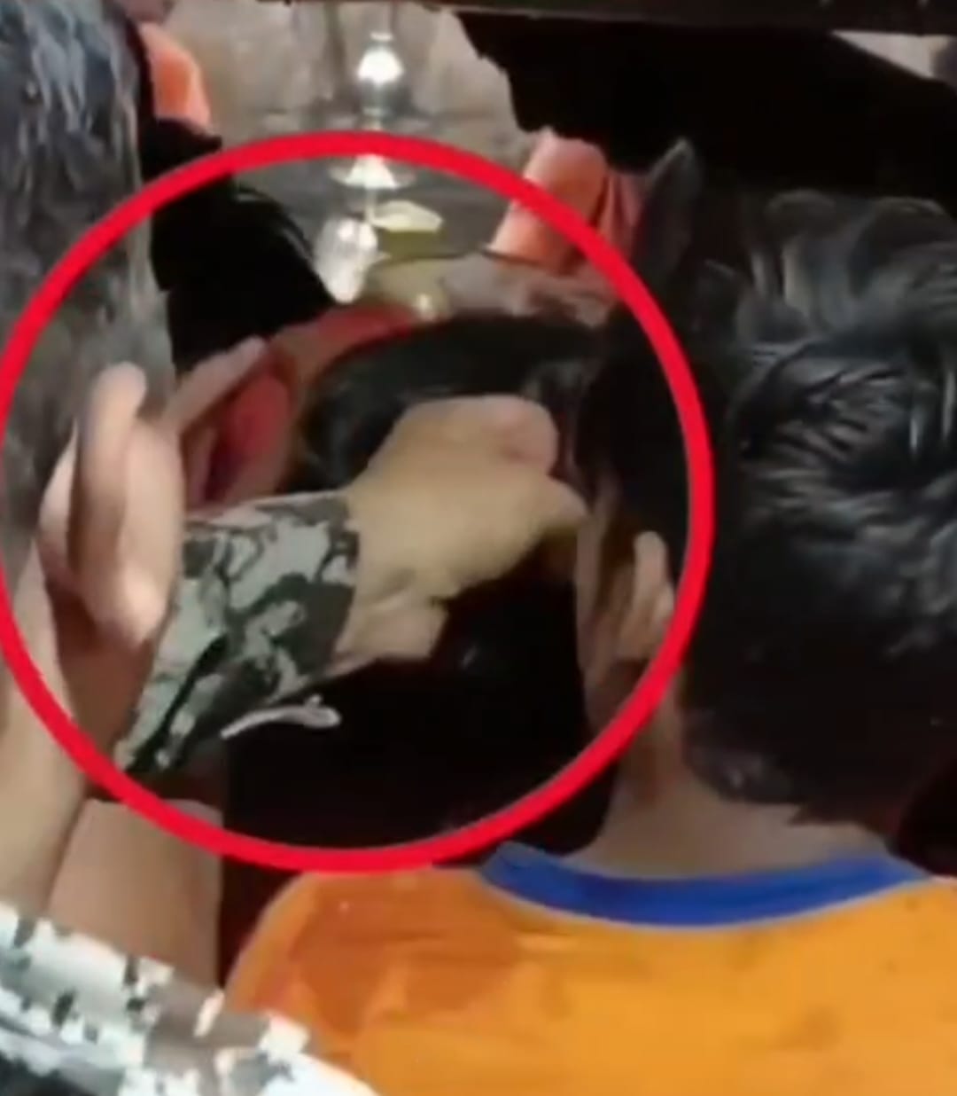 Deoghar News : बाबा मंदिर में पुलिसकर्मी ने महिला श्रद्धालु के खींचे बाल, वीडियो वायरल