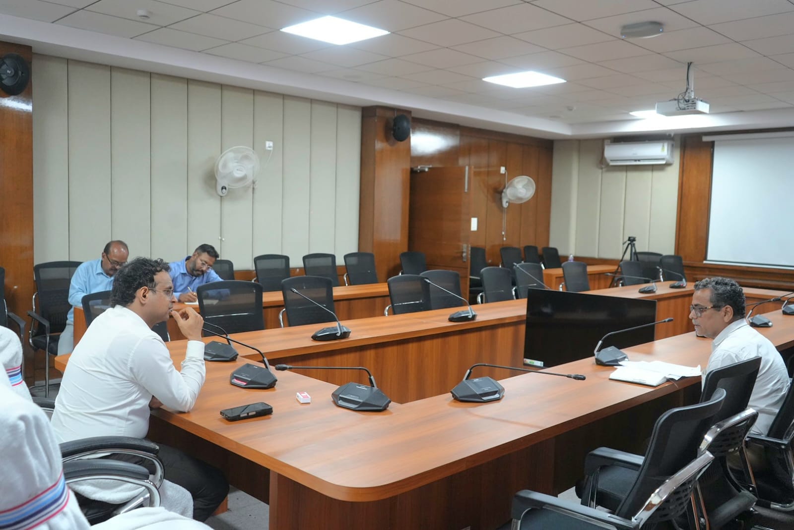 Hazaribagh News : डीसी की समीक्षा बैठक में जल संरक्षण व सिंचाई सुविधाओं के विस्तार पर जोर