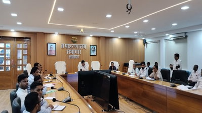 Latehar News : लंबित योजनाओं को प्राथमिकता के आधार पर पूरा करें- डीसी