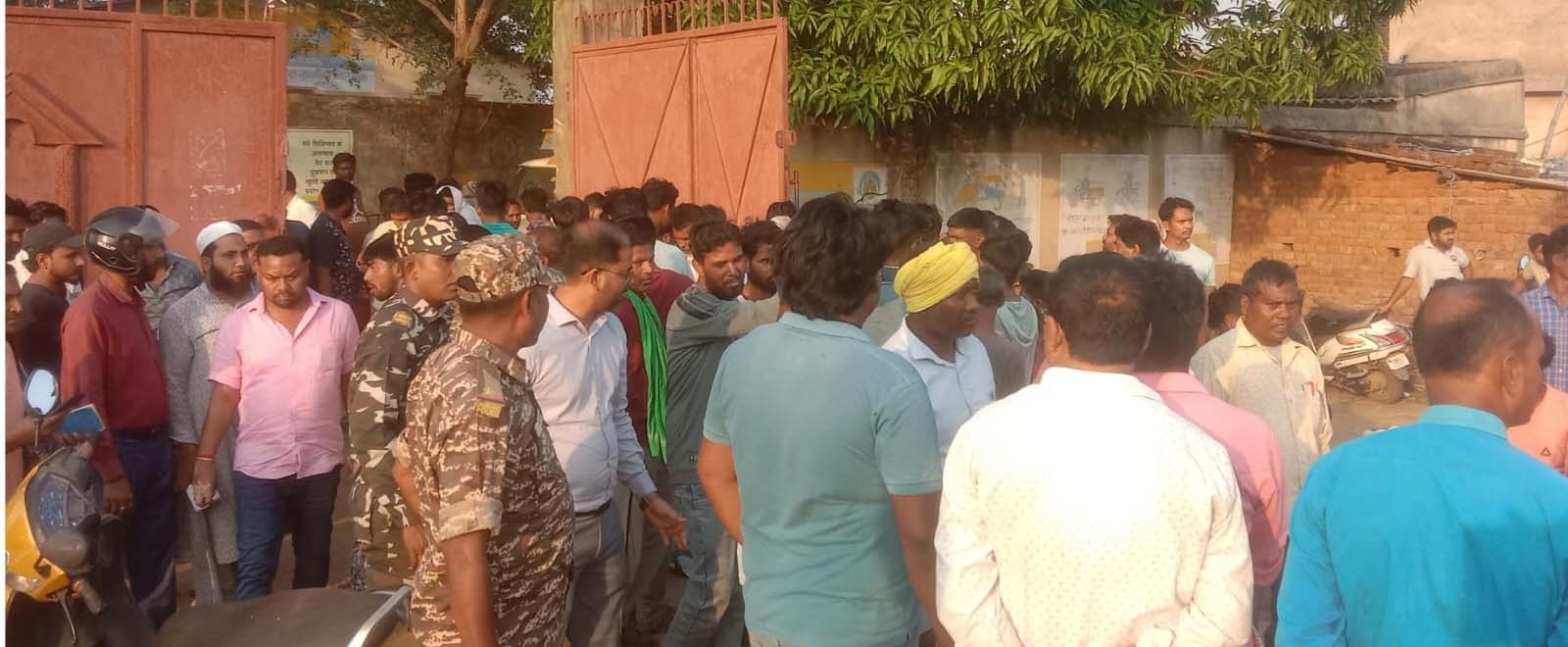 लातेहारः चंदवा में गैस एजेंसी के खिलाफ फूटा लोगों का गुस्सा, किया जमकर हंगामा