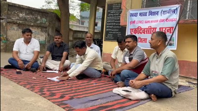 चतराः स्वच्छ भारत मिशन कर्मियों का धरना, बहाली में गड़बड़ी का आरोप