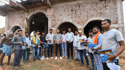 रामगढ़ः जंगली हाथियों से बचाव को सांसद प्रतिनिधि ने ग्रामीणों को बांटा टॉर्च