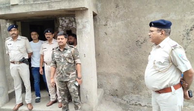 Dhanbad News :  गैंगस्टर प्रिंस खान के वासेपुर स्थित घर की कुर्की-जप्ती, बैंक मोड़ व भूली पुलिस की कार्रवाई