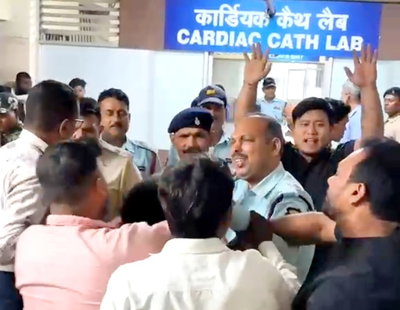 Jamshedpur News : TMH में इलाज के दौरान बुजुर्ग की मौत, परिजनों का हंगामा, लगाया लापरवाही का आरोप
