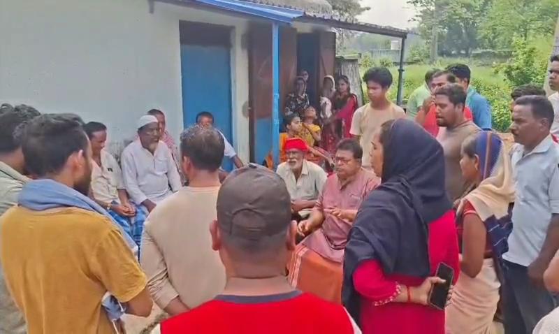 Dhanbad News : आंगनबाड़ी में बच्चों के पोषाहार में गड़बड़ी का आरोप, ग्रामीणों ने किया हंगामा