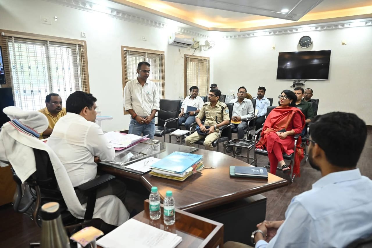 Deoghar News : डीसी ने की योजनाओं की समीक्षा, पावर ग्रिड को जल्द पूरा करने का निर्देश