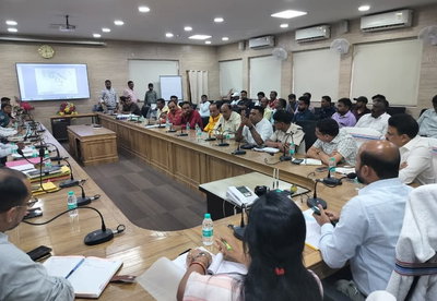 Ramgarh News : राजरप्पा मंदिर परिसर के विकास को लेकर डीसी ने की बैठक, विधायक ममता व फागू बेसरा रहे मौजूद