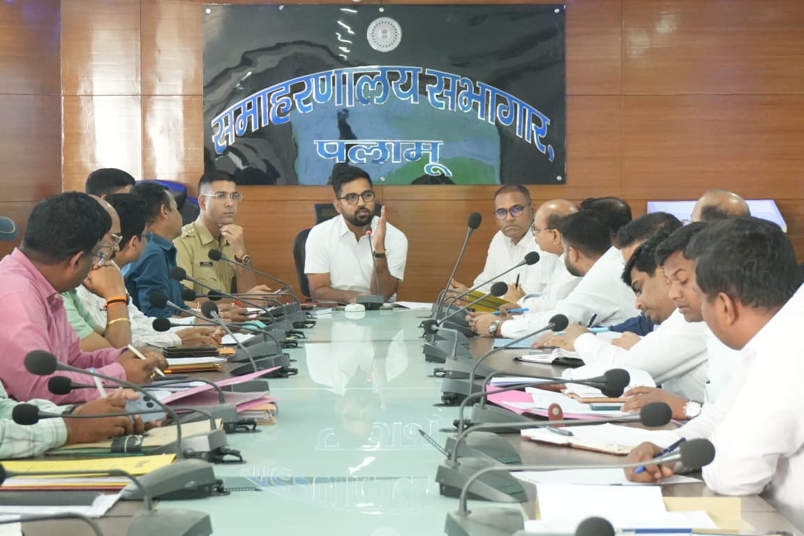 Palamu News : बैठक से गायब सिविल सर्जन व कृषि पदाधिकारी को डीसी ने किया शोकॉज