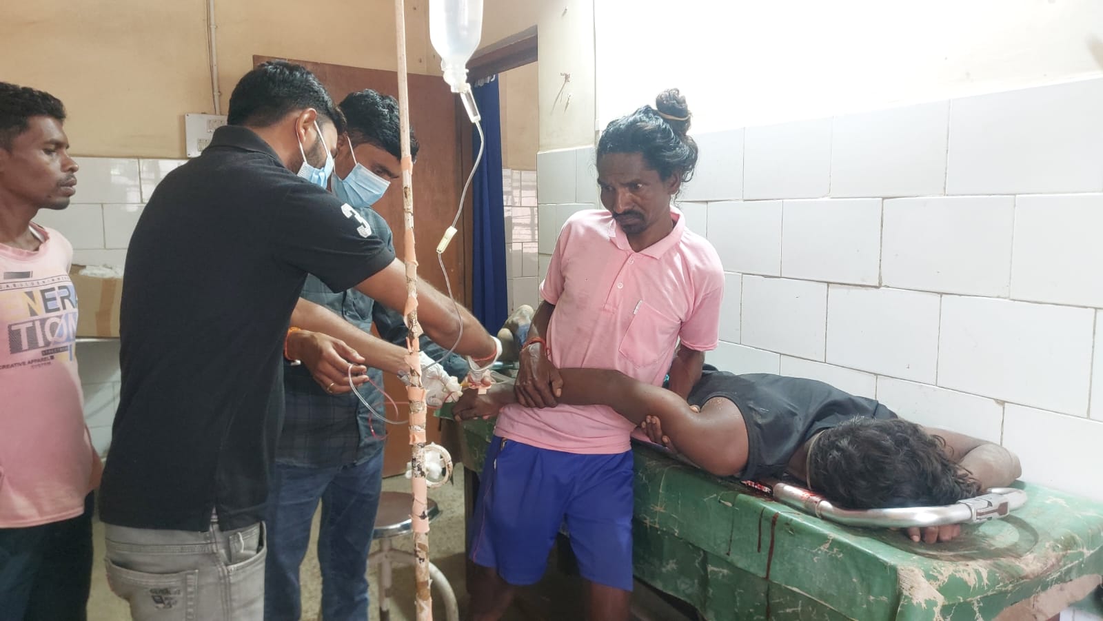Jamtara News : नारायणपुर में सड़क हादसा, दो युवक घायल, एक धनबाद रेफर