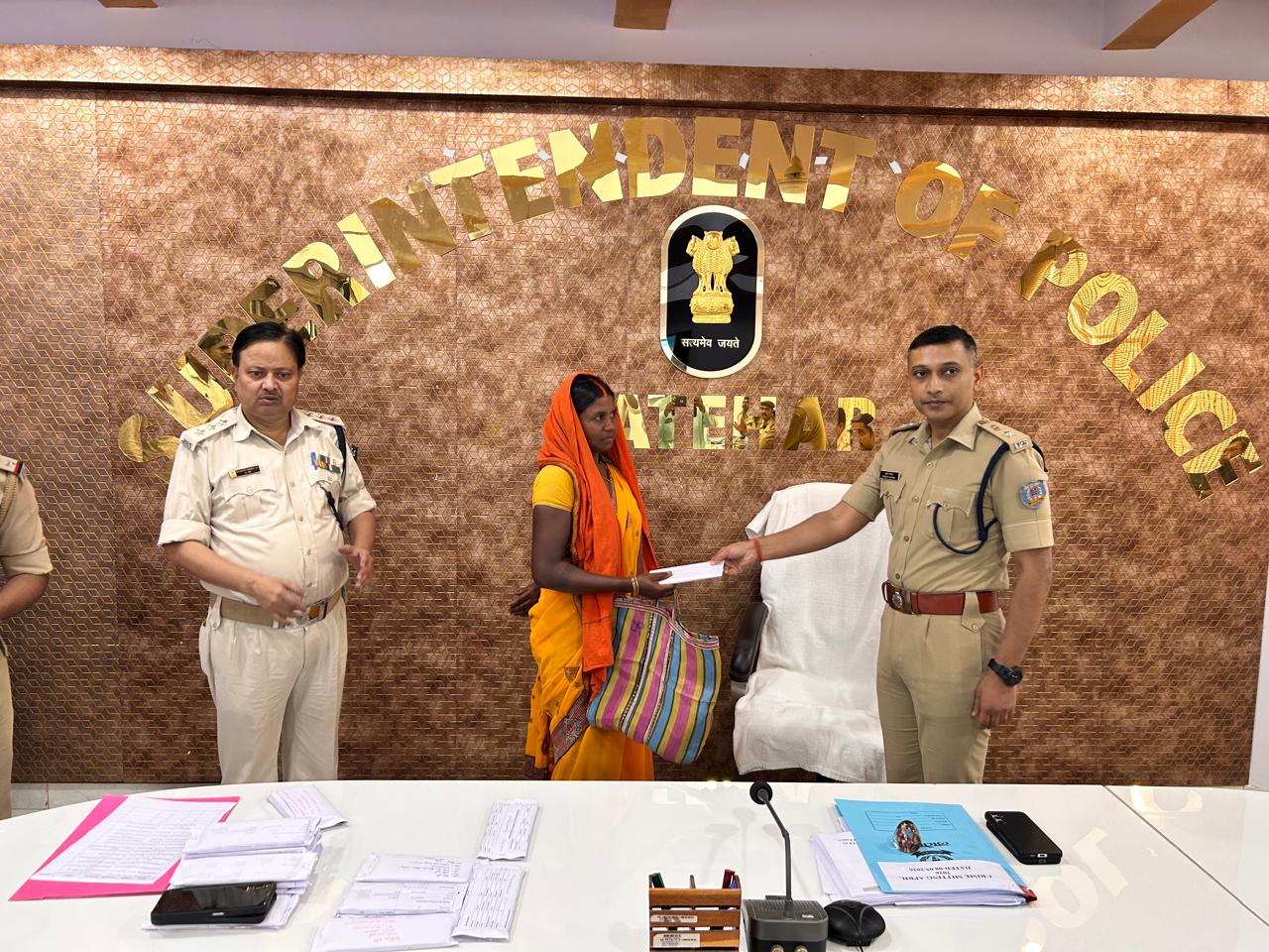 Latehar News : पुलिस ने 20 खोये मोबाइल को असली मालिक को सौंपा