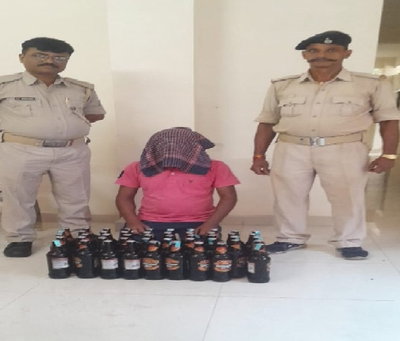 Jamshedpur News : बोड़ाम में उत्पाद विभाग का छापा, 50 बोतल अवैध बीयर के साथ एक गिरफ्तार