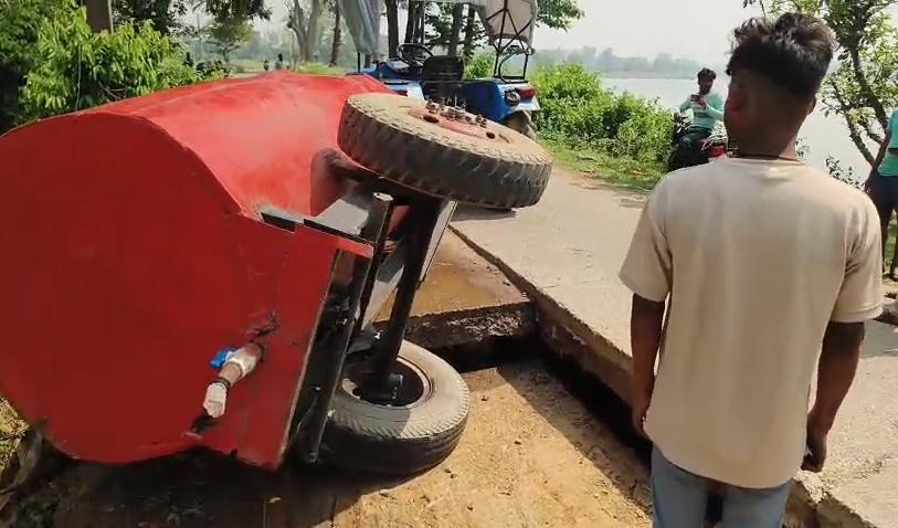 Dhanbad News : निरसा में अचानक सड़क धंसने से पानी टैंकर पलटा, बड़ा हादसा टला
