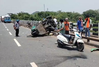 Dhanbad News : मैथन पुल पर ऑटो व बाइक की टक्कर में युवक की मौत