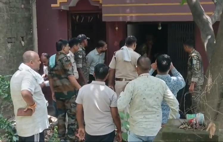 Dhanbad News : कुंदन रवानी हत्याकांड में फरार आरोपियों के घर की कुर्की-जब्ती