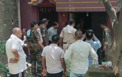 Dhanbad News : कुंदन रवानी हत्याकांड में फरार आरोपियों के घर की कुर्की-जब्ती