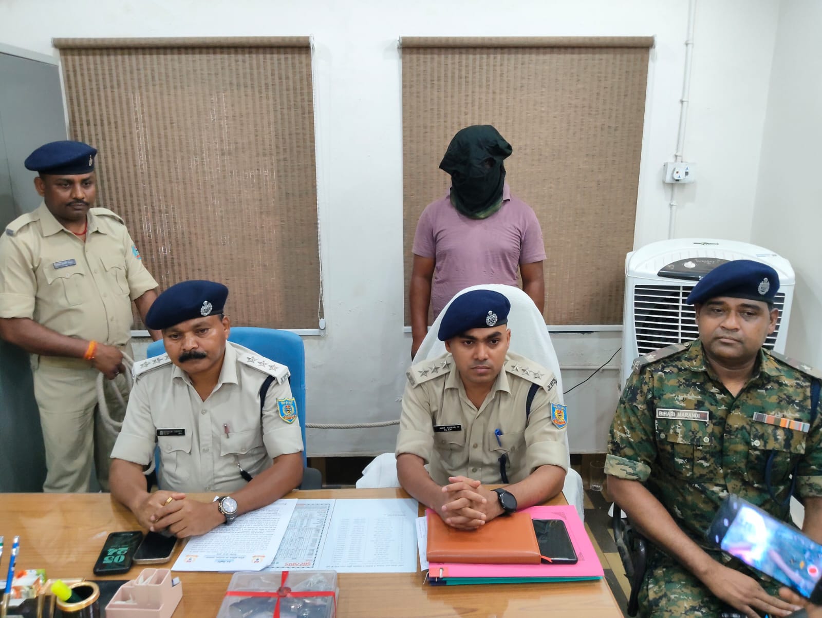Jamtara News : कुख्यात अपराधी हथियार के साथ गिरफ्तार, लूट-डकैती व हत्या के 18 मामलों में है आरोपी