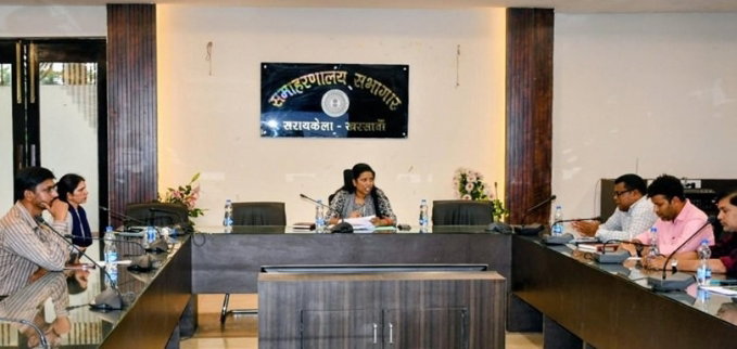 Saraikela News : डीडीसी ने की पेयजल योजनाओं की समीक्षा, खराब चापाकलों को दुरुस्त करने का निर्देश