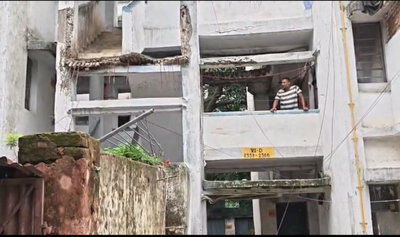Bokaro News : सेक्टर-6D में जर्जर सीढ़ी की रेलिंग गिरी, ऊपरी मंजिल पर दो परिवार फंसे