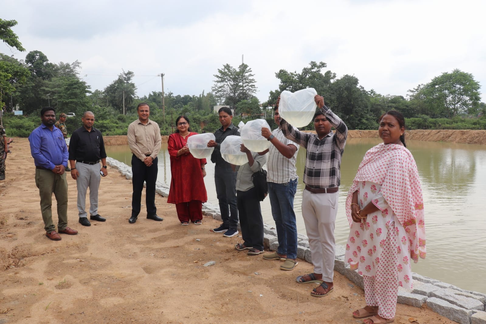 Simdega News : डीसी ने मछली का जीरा वितरण का किया शुभारंभ