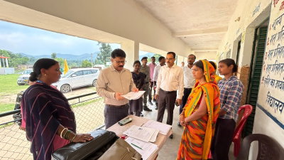 Latehar News : डीसी ने किया बूथों का निरीक्षण, लोगों से प्ररूप मतदाता सूची में नाम जांचने की अपील