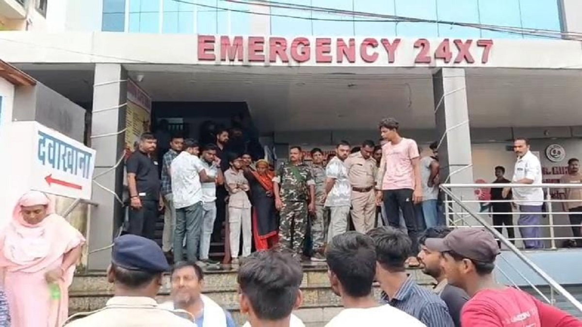 Dhanbad News : हाईटेंशन तार की चपेट में आकर झुलसे अस्पताल कर्मी के परिजनों ने किया हंगामा