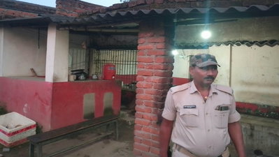 Giridih News : अवैध शराब के खिलाफ उत्पाद विभाग की कार्रवाई, 100 लीटर महुआ शराब जब्त