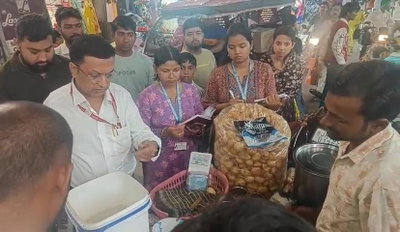 Dhanbad News : हीरापुर बाजार में फूड सेफ्टी टीम का छाप, ठेलों पर चाट में मिला संदिग्ध रंग