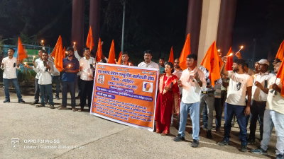 Latehar News : लंबित वेतन भुगतान की मांग को लेकर एंबुलेंस कर्मियों ने निकाला कैंडल मार्च