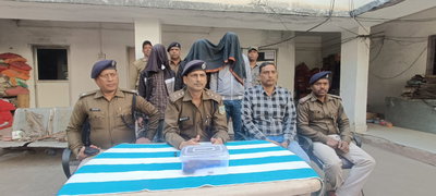देवघरः पुलिस का होटल में छापा, तीन युवक हथियार के साथ गिरफ्तार