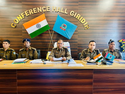 गिरिडीहः एसपी ने की पुलिस अधिकारियों संग बैठक, फरार वारंटियों की जल्द गिरफ्तारी का निर्देश