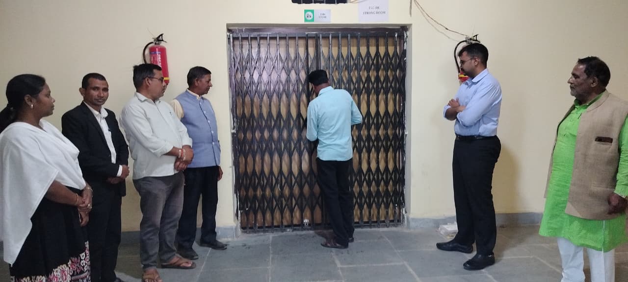 लातेहारः डीसी ने  ईवीएम वेयर हाउस का किया मासिक निरीक्षण