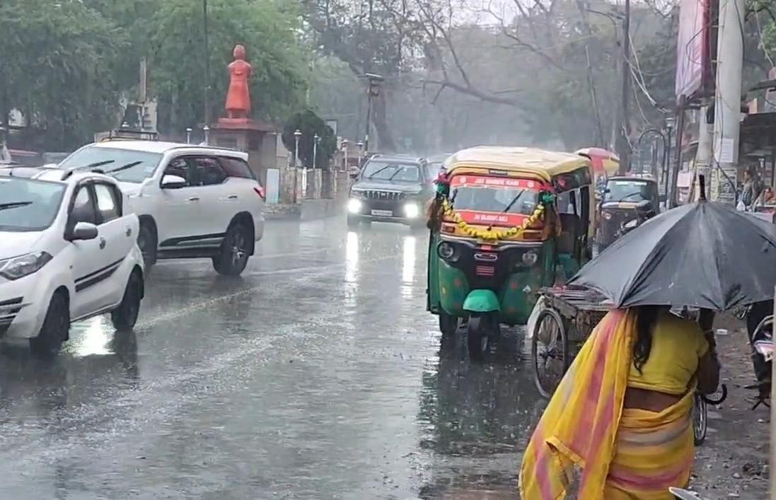 धनबाद में गरज के साथ झमाझम बारिश, मौसम हुआ सुहाना