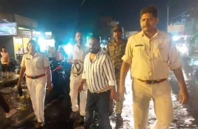 धनबादः पुलिस ने रंगदारी के आरोपी की कराई परेड, सिटी सेंटर से मधुलिका तक पैदल घुमाया