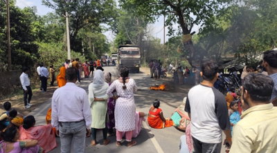 रामगढ़ः पतरातू में जमीन विवाद पर बवाल, गुस्साए ग्रामीणों ने की सड़क जाम, टायर जला किया प्रदर्शन