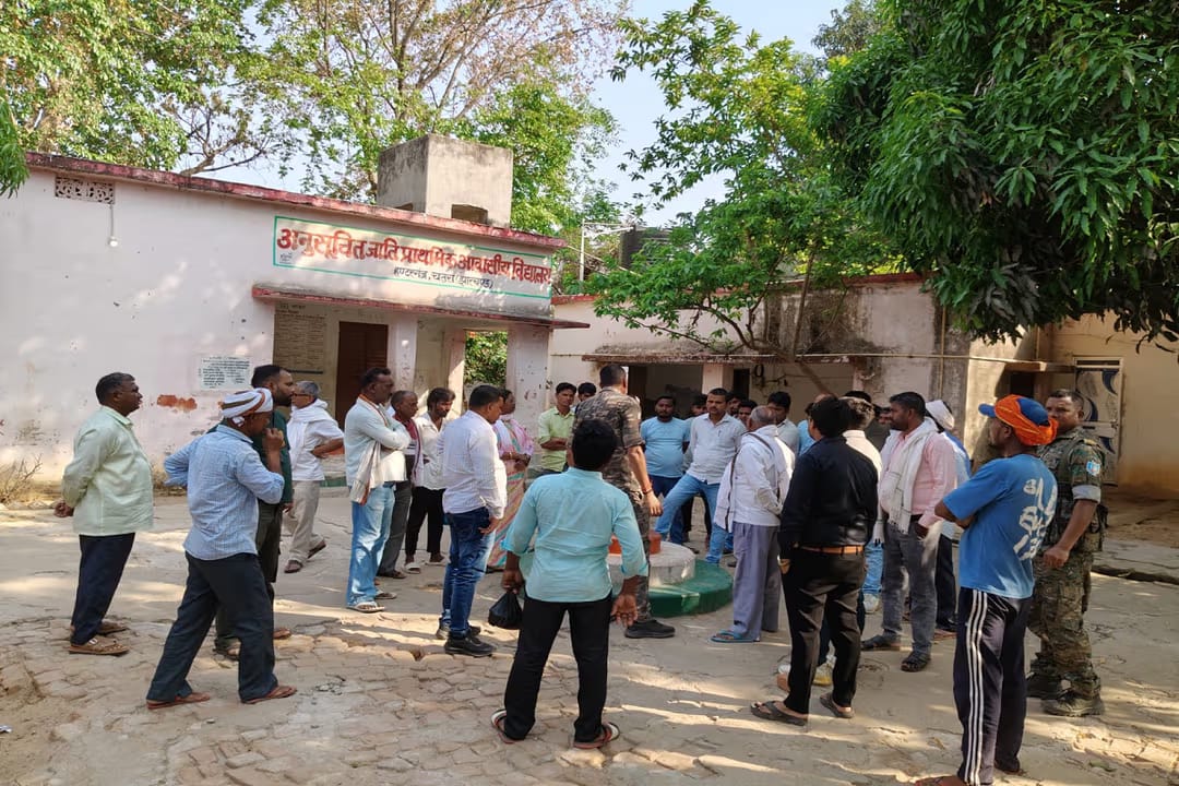 चतराः एससी आवासीय विद्यालय की छात्रा हुई गर्भवती ! परिजनों ने किया बवाल