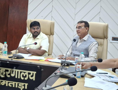 जामताड़ाः डीसी ने की स्वास्थ्य विभाग की समीक्षा, नाला CHC के सर्जन का वेतन रोकने का आदेश