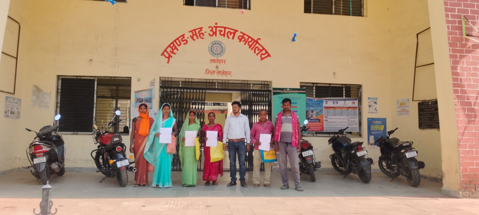 लातेहारः अंचल कार्यालय पहुंचे पीड़ित, आंधी-पानी से क्षति का मांगा मुआवजा